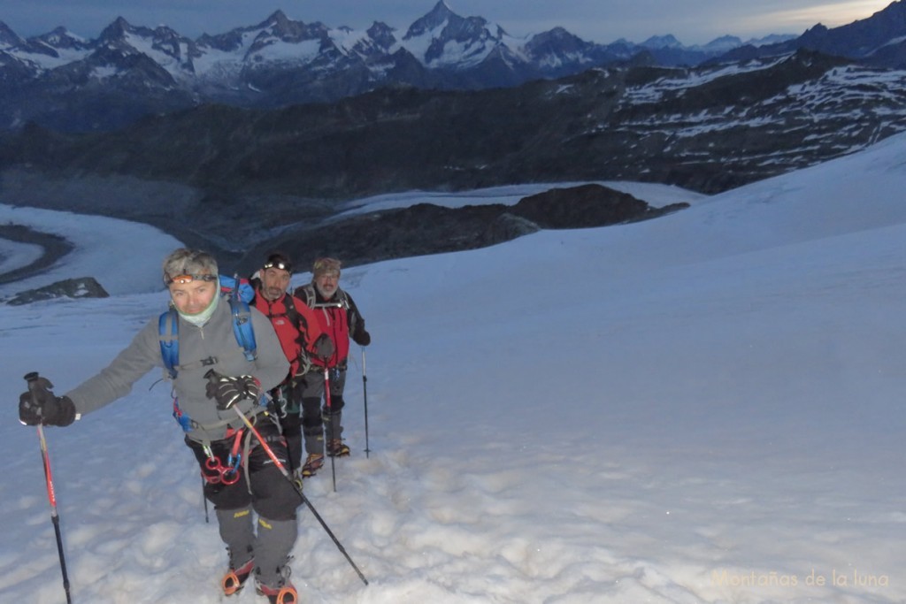Amanece subiendo por el Glaciar del Monte Rosa, delante Luis Segura, David y Luis Guerrero